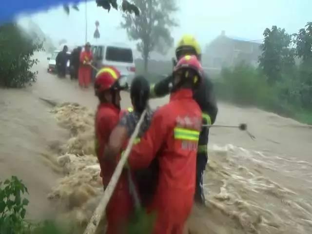 栖霞暴雨实录，威力与影响的震撼瞬间视频曝光